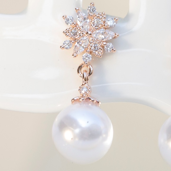 Pearl & Crystal gold earrings - Picture 6 of 7